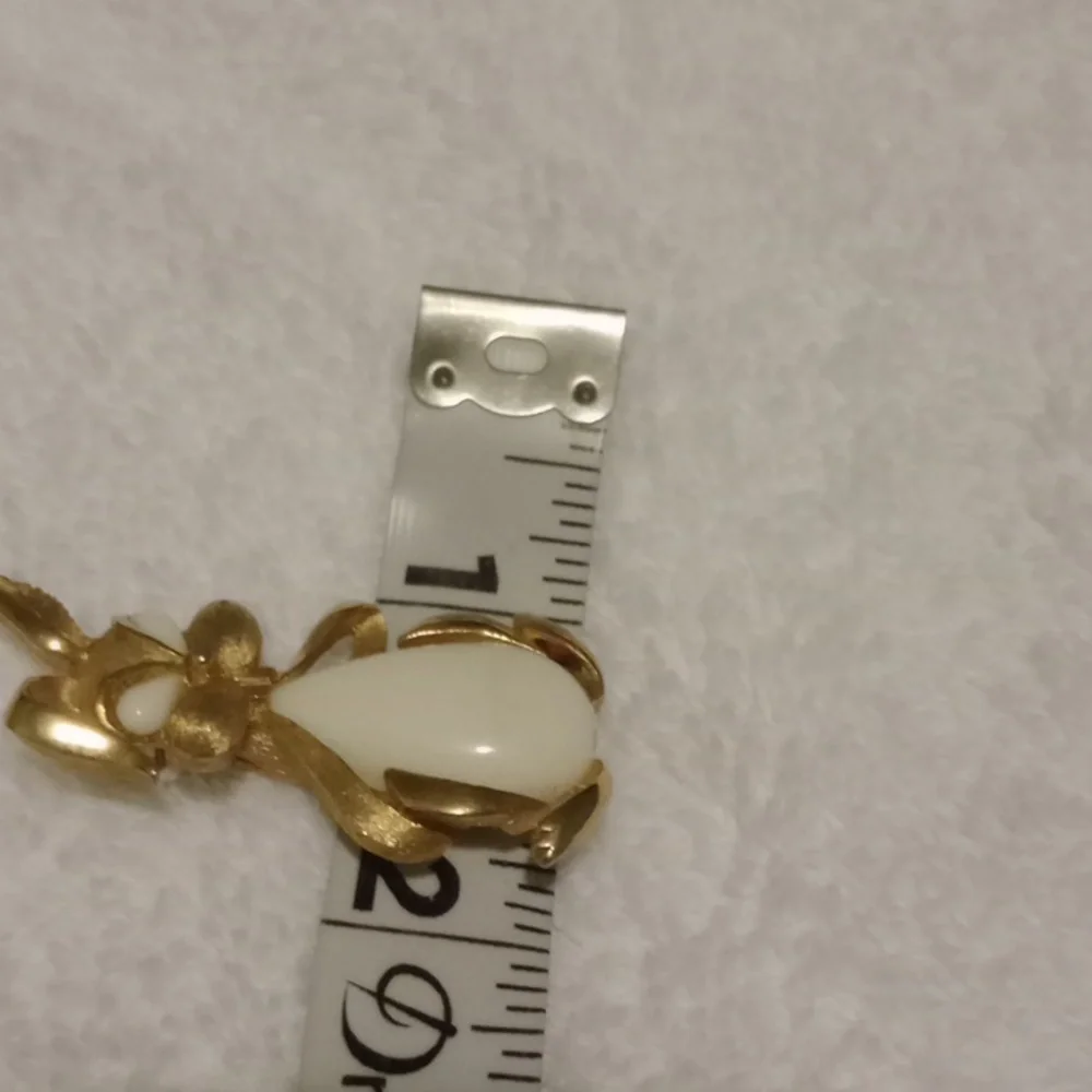 Rare Crown Trifari  Gold and Cream Rabbit Cabochon Jelly Belly Brooch - Picture 6 of 7